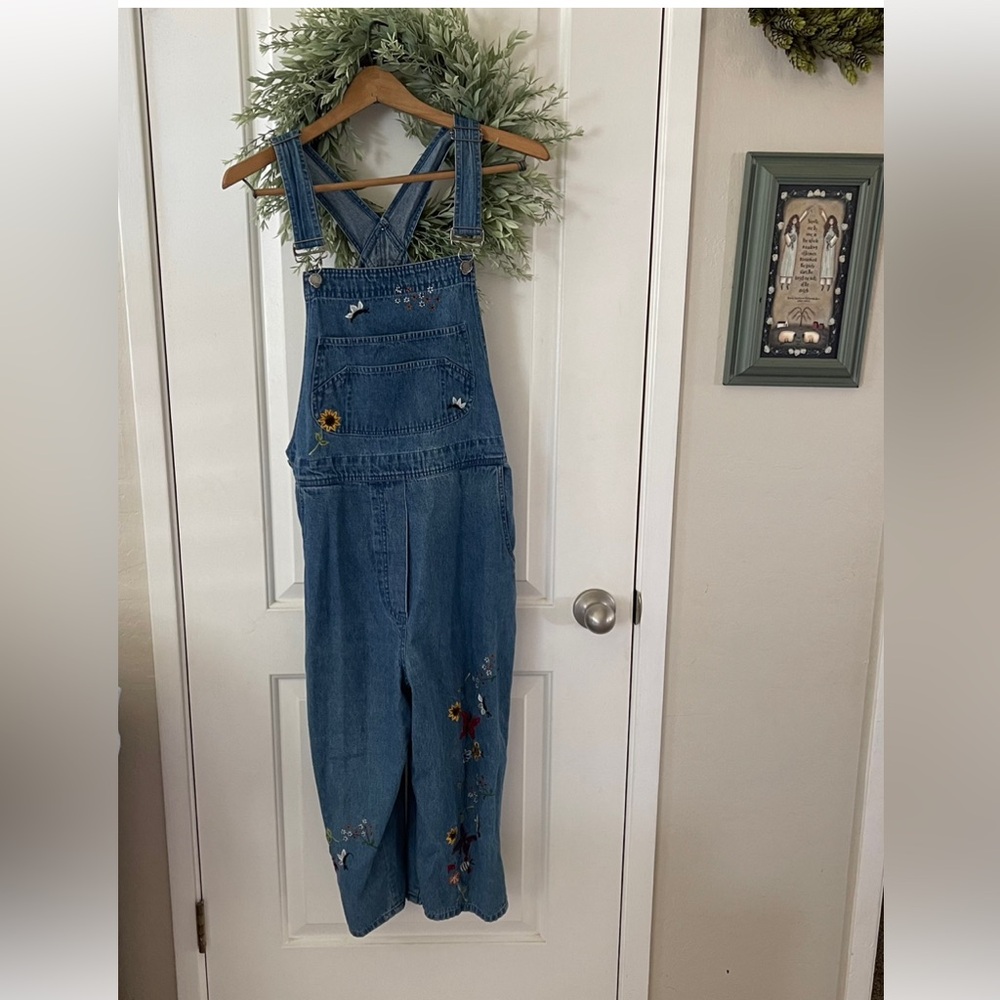 AGAPO  Blue Denim Embroidered Sunflowers Cropped Bib Overalls